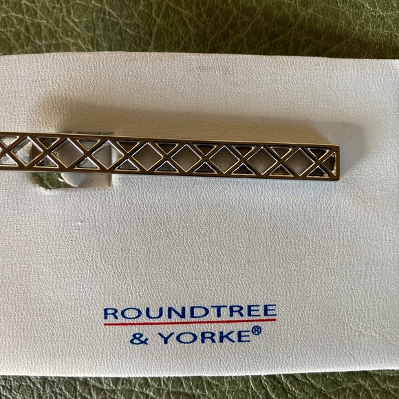 Roundtree & Yorke Silver-Tone Geometric Tie Bar - Picture 4 of 6